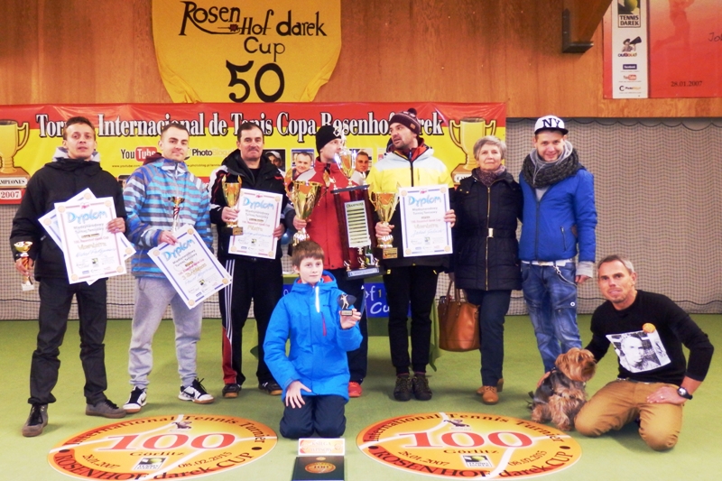 od lewej: Finalista Gran Bonus Turnieju Michał PAŁĄGIEWICZ Lubsko & Półfinalista Tur.Gł.Paweł MAGDZIARZ Poznań & Champion Gran Bonus Turnieju Andrzej LESZCZYŃSKI Lubań Śl. & CHampion Tur.Gł. Adam BUKIEL Zgorzelec & Finalista Tur.Gł. Jakub GOLIŃSKI Poznań & pani Irenka & Łukasz Marcin Lat & klęcza: Michał mSZMIGIEL Siekierczyn & darek guziołek