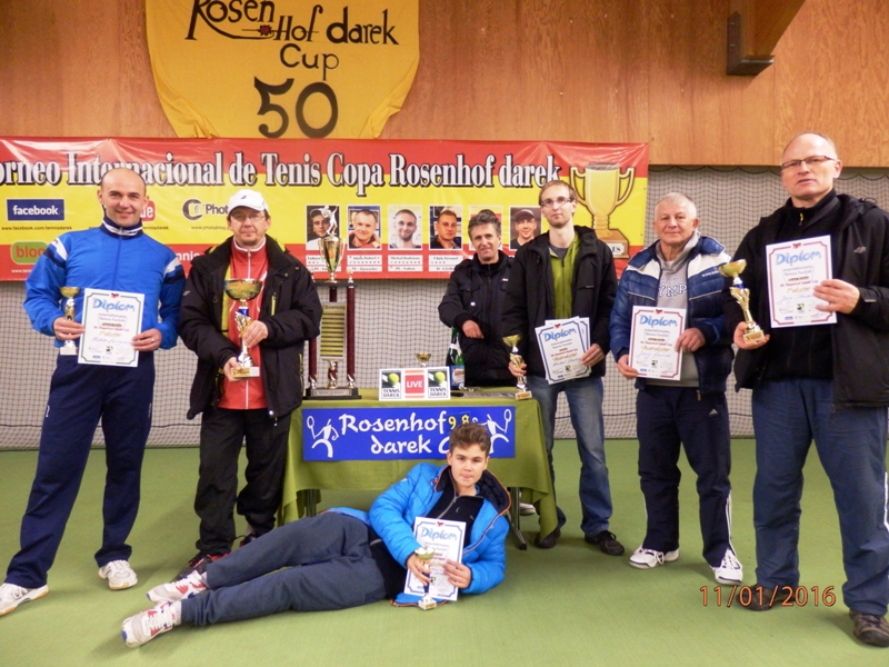 od lewej: Zwycięzca Pequeńo Bonus Turnieju Adam Łuczyński Leśna & Champion Turnieju Głównego Roman Lisak Lwówek Śl. & Czesław BODZIONY Lubań Śl. & Finalista Tur.Gł. Michał Bodziony Lubań ŚL. & Finalista Gran Bonus Turnieju Jerzy Balicki Lubsko & Zwycięzca Gran Bonus Turnieju Jerzy Sterniczuk Szprotawa oraz na leżąco Tryumfator Błyskawicznego Turnieju Deblowego Piotr KAMIŃSKI Żagań